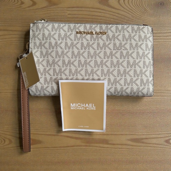 Michael Kors Handbags - MICHAEL KORS
Jet Set Travel Signature Logo Smartphone Wallet